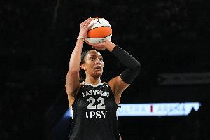 效率很高！阿贾&middot;威尔逊上半场8投7中&三分1中1砍下21分2板1助1帽